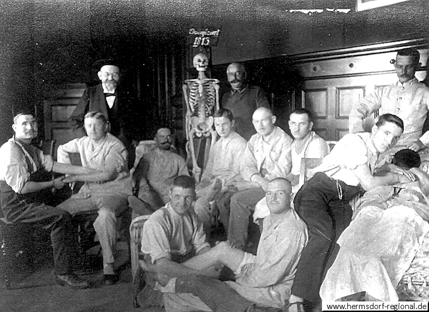 Emil Vetter (rechts neben Skelett) als Soldat im 1. Weltkrieg in einer Sanitätseinheit, hier bei der Ausbildung anderer Soldaten.